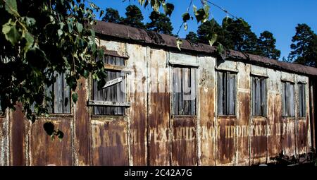Alte Eisenbahnwaggons, verlassene alte Eisenbahnwaggons am Bahnhof. Alte Zugwaggons Stockfoto