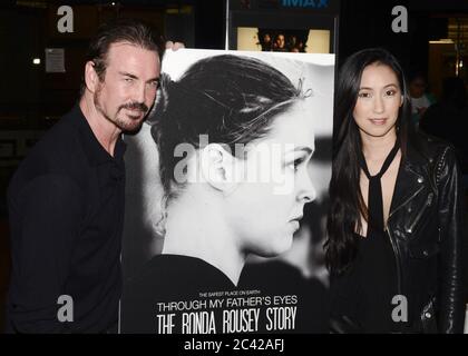 30. Dezember 2016: Gary Stretch und Yin Tze Liewattends Screening von ''Through My Father's Eyes: The Ronda Rousey Story''' im TCL Chinese Theatre 6 am 30. Dezember 2016 in Hollywood, Kalifornien. (Bild: © Billy Bennight/ZUMA Wire) Stockfoto