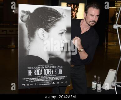 30. Dezember 2016: Gary Stretch nimmt an der Vorführung von ''Through My Father's Eyes: The Ronda Rousey Story'' im TCL Chinese Theatre 6 am 30. Dezember 2016 in Hollywood, Kalifornien, Teil. (Bild: © Billy Bennight/ZUMA Wire) Stockfoto