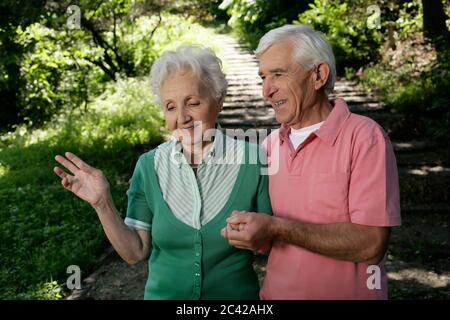 Das Rentnerpaar geht Hand in Hand Stockfoto