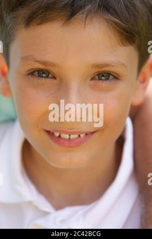 Junge (8 Jahre) lächelt Kamera, Porträt Stockfoto