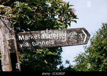 Schilder auf dem Brampton Valley Way, einer stillstehen Eisenbahnlinie, die heute ein öffentlicher Fußweg und Radweg im National Cycle Network ist Stockfoto