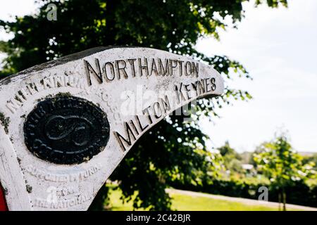 Ein National Cycle Network Schild auf dem Brampton Valley Way, eine stilllegte Bahnlinie, jetzt ein öffentlicher Fußweg und Radweg auf dem National Cycle Network Stockfoto