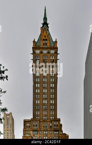 New York City - 11. Juni 2020: Das Sherry Netherland Hotel in New York. Das Gebäude wurde 1927 fertiggestellt und war damals das höchste Hotel/A Stockfoto