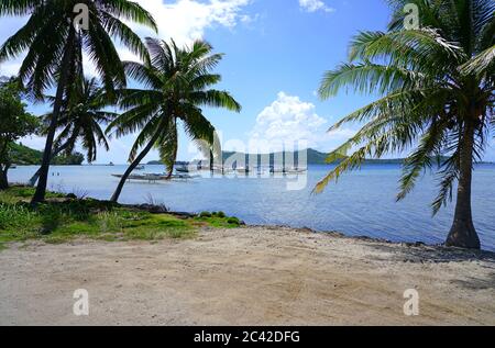 VAITAPE, BORA BORA -4 DEC 2018- Blick auf lokale Boote auf Stelzen über der Lagune in Vaitape, Bora Bora, Französisch-Polynesien. Stockfoto