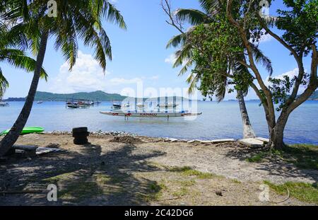 VAITAPE, BORA BORA -4 DEC 2018- Blick auf lokale Boote auf Stelzen über der Lagune in Vaitape, Bora Bora, Französisch-Polynesien. Stockfoto