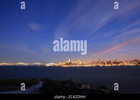 Skyline von San Francisco – Blick von der Insel Alcatraz bei Dämmerung Stockfoto