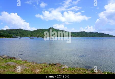 VAITAPE, BORA BORA -4 DEC 2018- Blick auf lokale Boote auf Stelzen über der Lagune in Vaitape, Bora Bora, Französisch-Polynesien. Stockfoto