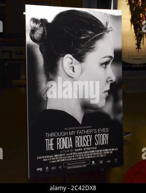 30. Dezember 2016: Atmosphäre bei der Vorführung von ''Through My Father's Eyes: The Ronda Rousey Story'' im TCL Chinese Theatre 6 am 30. Dezember 2016 in Hollywood, Kalifornien. (Bild: © Billy Bennight/ZUMA Wire) Stockfoto