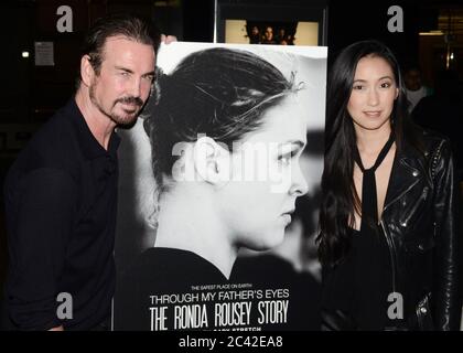 30. Dezember 2016: Gary Stretch und Yin Tze Liewattends Screening von ''Through My Father's Eyes: The Ronda Rousey Story''' im TCL Chinese Theatre 6 am 30. Dezember 2016 in Hollywood, Kalifornien. (Bild: © Billy Bennight/ZUMA Wire) Stockfoto