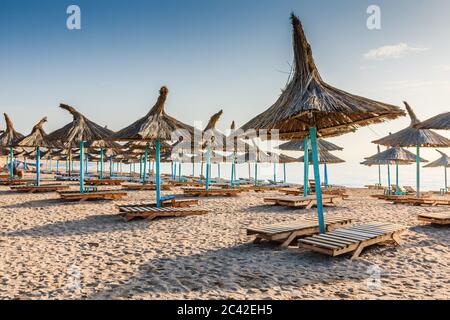 Schwarzes Meer, Rumänien. Strohschirme am Strand in Vama Veche Dorf. Stockfoto