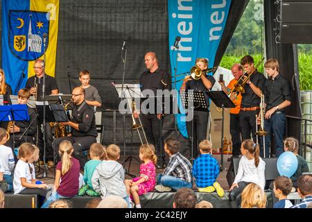 Junge Big Band vor einem jungen Publikum auf einer Freiluftbühne. Konzert in Schloss Dyck, Jüchen, Deutschland Stockfoto