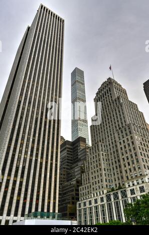 New York City, New York - 11. Juni 2020: 432 Park Avenue auf Milliardäre' Row inmitten von Wolkenkratzern, von der Fifth Avenue in New York City aus gesehen. Stockfoto