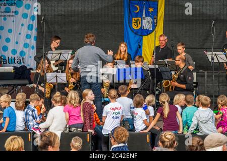 Junge Big Band vor einem jungen Publikum auf einer Freiluftbühne. Konzert in Schloss Dyck, Jüchen, Deutschland Stockfoto