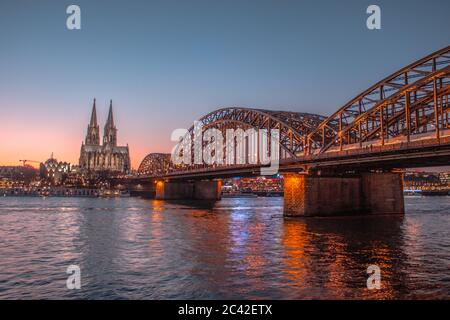 Blick auf den Dom und die Kölner Brücke. Stockfoto