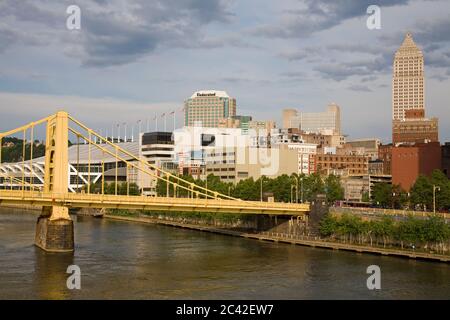 Andy Warhol Bridge (7th Street Bridge) & Allegheny River, Pittsburgh, Pennsylvania, USA Stockfoto