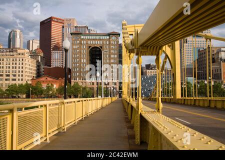 Roberto Clemente Brücke (6th Street Brücke) über den Allegheny River, Pittsburgh, Pennsylvania, USA Stockfoto