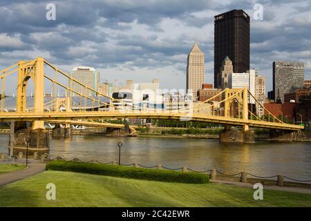 Andy Warhol Bridge (7th Street Bridge) & Allegheny River, Pittsburgh, Pennsylvania, USA Stockfoto
