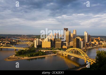 Skyline von Pittsburgh & Fort Pitt Bridge über den Monongahela River, Pennsylvania, USA Stockfoto