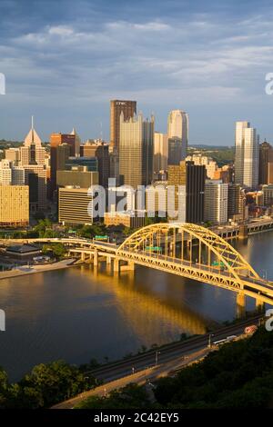 Skyline von Pittsburgh & Fort Pitt Bridge über den Monongahela River, Pennsylvania, USA Stockfoto