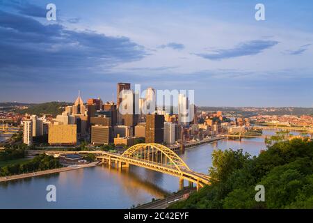 Skyline von Pittsburgh & Fort Pitt Bridge über den Monongahela River, Pennsylvania, USA Stockfoto