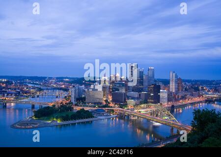 Skyline von Pittsburgh & Fort Pitt Bridge über den Monongahela River, Pennsylvania, USA Stockfoto