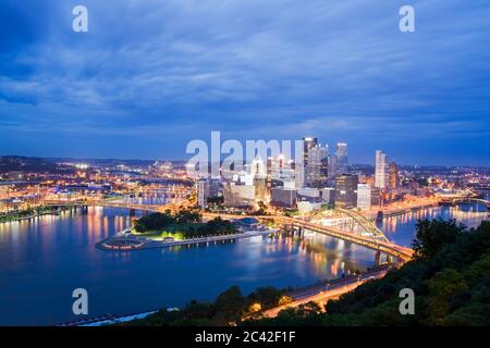 Skyline von Pittsburgh & Fort Pitt Bridge über den Monongahela River, Pennsylvania, USA Stockfoto