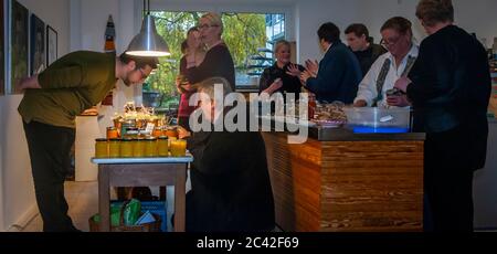 Tausch Treffen Sie den Schwarzmarkt im Delikatessengeschäft „Peter Be Blessed“. Stockfoto