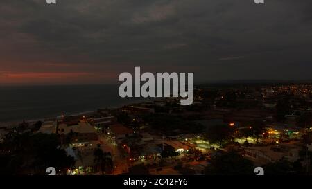 Mancora, Piura / Peru - 8. April 2019: Panoramablick auf das Dorf bei angeleuchttem Licht Stockfoto