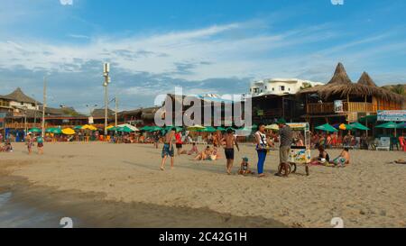 Mancora, Piura / Peru - 7. April 2019: Strand vor dem Dorf voller Touristen an einem bewölkten Nachmittag Stockfoto