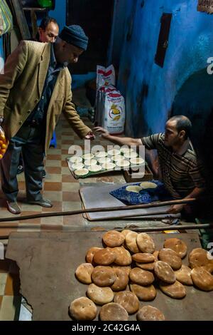 Der Bäcker in der Medina von Fes backt den Kunden eigene Brote, Fès, Marokko Stockfoto