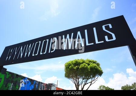 Miami, Vereinigte Staaten - 28. august 2017: Wynwood Walls sign, Miami. Wynwood Walls ist ein einzigartiges Ziel im Freien mit riesigen, bunten Wandgemälden Stockfoto