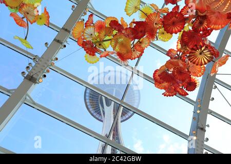 Seattleת WA, USA - 28. September 2019: Glaskunstwerk mit der Space Needle als Hintergrund. Die Space Needle wurde im Seattle Center für die 196 gebaut Stockfoto