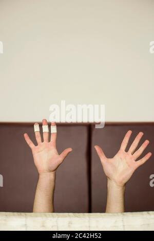 Hände eines Volleyballspielers Stockfoto