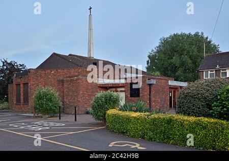 Unsere Frau des guten Rats. Die katholische Kirche, die 1972 eröffnet wurde, befindet sich an der London Road, Wickford, Essex und ist in der Diözese Brentwood. Stockfoto