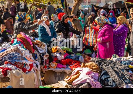 Impressionen von Marokko: Gebrauchte Kleidung und Schuhe auf dem Markt Stockfoto