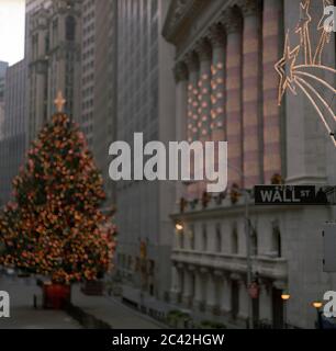 Neoklassizistisches Gebäude mit einer Säulenterrasse, die zu Weihnachten mit der US-Flagge - New York Stock Exchange - Weihnachtsbaum dekoriert ist Stockfoto