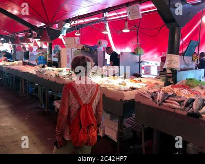 Chioggia, Italien. Juni 2020. Innenansicht des Fischmarktes der Stadt Chioggia, in Venetien, 53 km von der Stadt Venedig entfernt, am zweiten Sommertag am Mittag. Nach einer Woche Phase 3 (COVID 19), von der letzten DPCM von der italienischen Regierung am 15. Juni herausgegeben, die die Öffnung nach und nach bis zum Ende des Ausnahmezustands, der derzeit für den 31. Juli festgelegt. Der Markt befindet sich im Stadtzentrum zwischen Piazza del Popolo und den Kanälen Vena, besteht aus dreißig Stationen, ist es ein malerischer Ort, wo Touristen oft anhalten, um die Delikatessen zu genießen und zu probieren Stockfoto