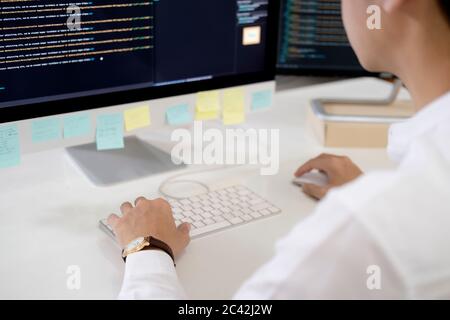 Programmierer ist Codierungs- und Programmiersoftware. Software-Entwickler Eingabe von Datencode, arbeiten an Projekt. Stockfoto