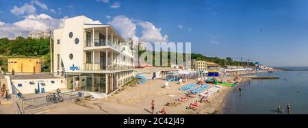 Odessa, Ukraine 09.03.2019. Strandhotels, Restaurants und Unterhaltung am Langeron Beach in Odessa, Ukraine, an einem sonnigen Sommertag Stockfoto