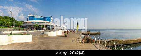 Odessa, Ukraine 09.03.2019. Strandhotels, Restaurants und Unterhaltung am Langeron Beach in Odessa, Ukraine, an einem sonnigen Sommertag Stockfoto