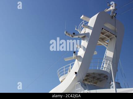 Antennen und Kommunikationsgeräte eines Kreuzfahrtschiffes Stockfoto