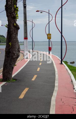 Eine Radstraße mit Fußgängerwegen, um den Maricá-See. Schild sagt "geteilt Weg, Fußgänger haben Priorität". Stockfoto