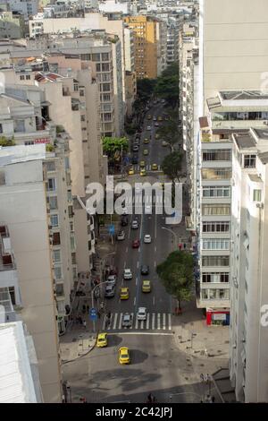 Rio de Janeiro, RJ / Brasilien - Januar 04 2020: Nossa Senhora de Copacabana Street von oben an einem Sommertag gesehen Stockfoto