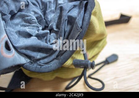 Kreidebeutel für das Klettern mit frisch gegossenen Kreide Stockfoto