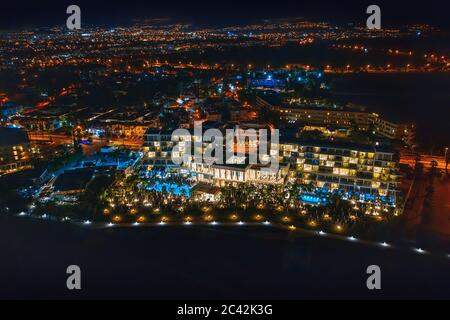 Zypern, Paphos-Böschung mit Beleuchtung, Luftaufnahme bei Nacht. Berühmte mediterrane Resortstadt. Sommerurlaub. Stockfoto