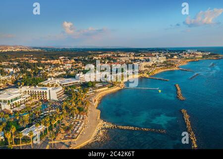 Zypern, Paphos-Böschung, Luftaufnahme. Berühmte mediterrane Resort Stadt Sommer Reisen. Stockfoto