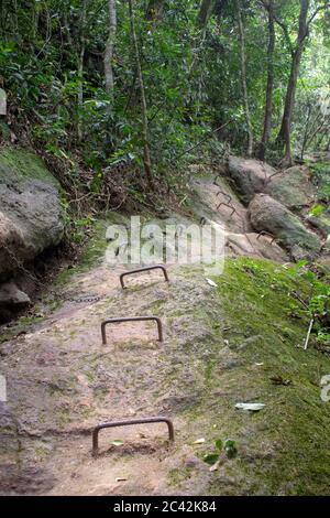 Steiler Teil mit Ketten und eiserner Leiter auf dem Felsen des Parque Lage zum Corcovado Trail, Rio de Janeiro, Brasilien Stockfoto