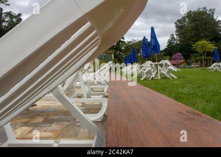 Liegen in einem Resort, das zum Sonnenbaden genutzt wird Stockfoto