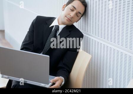 Geschäftsmann schlief vor seinem Laptop ein - Technik - Müdigkeit Stockfoto